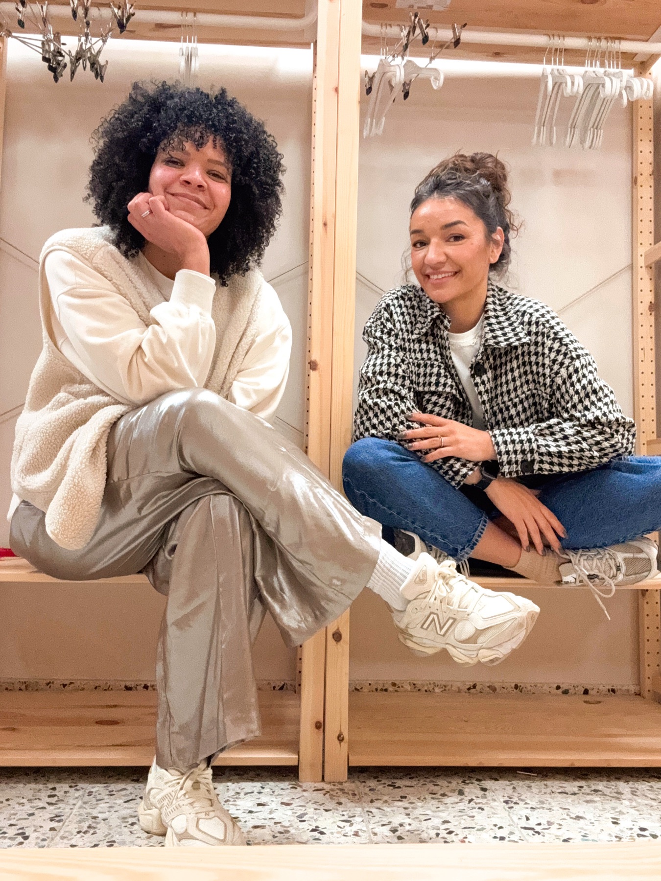 Carrie und Joana, die Gründerinnen von MiniFinds, in ihrem Store